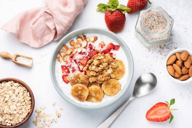 Superfoods, meyve ve granola ile kase yoğurt