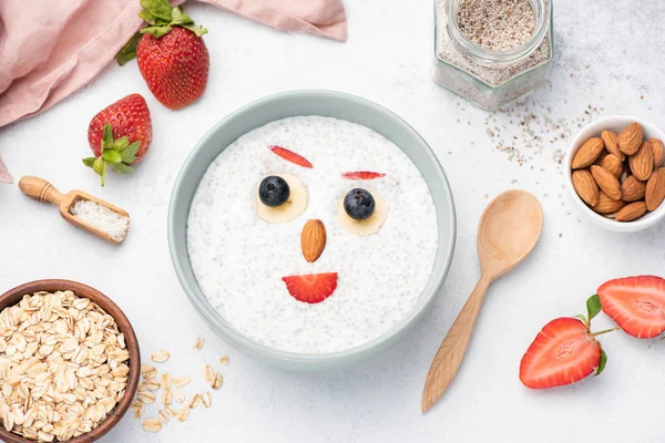 Chia pudding z owoców i orzechów dla dzieci — Zdjęcie stockowe