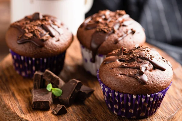 Leckere Schokoladenmuffins mit Schokoladensauce — Stockfoto