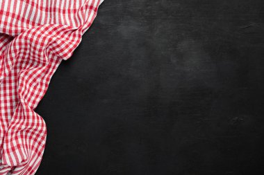 Siyah arka planda kırmızı ekose damalı Mutfak Tekstil, tahta