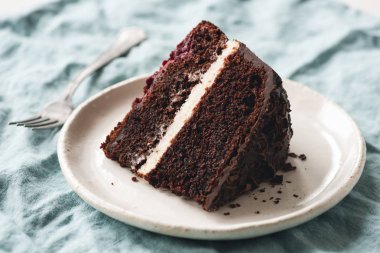 Plaka üzerinde koyu çikolatalı kek dilim