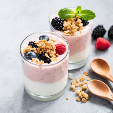 Meyve Ile sağlıklı kahvaltı yoğurt, granola