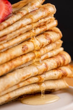 Bal veya akçaağaç şurubu krepler üzerinde dökme