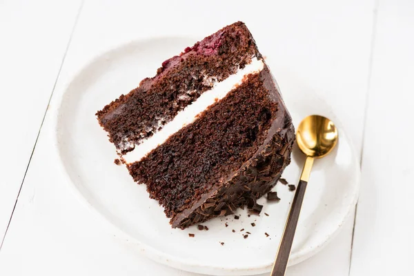 Rebanada de pastel de chocolate con glaseado de crema — Foto de Stock