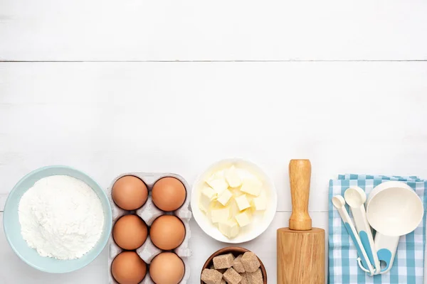 Eieren, meel, boter en suiker. Bakken ingrediënten — Stockfoto