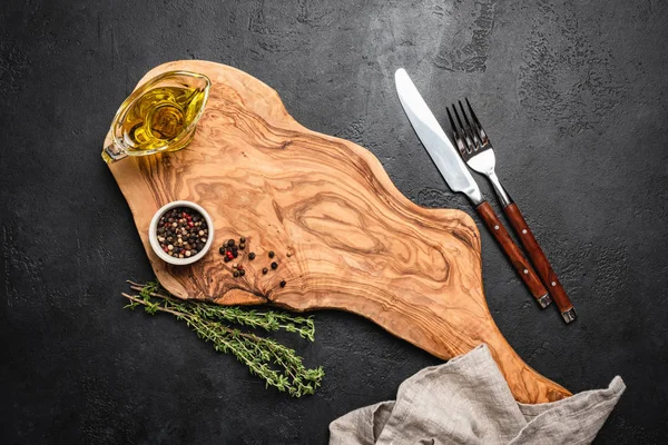 Ajuste de mesa, utensilios para comer. Tablero de madera, cubiertos, especias — Foto de Stock