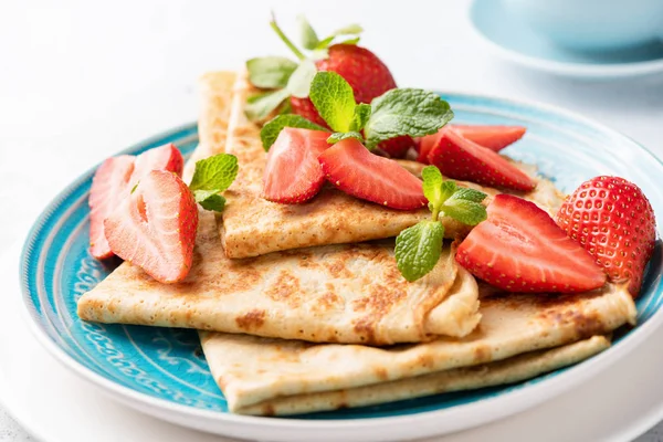 Blini or crepes with strawberry — Stock Photo, Image