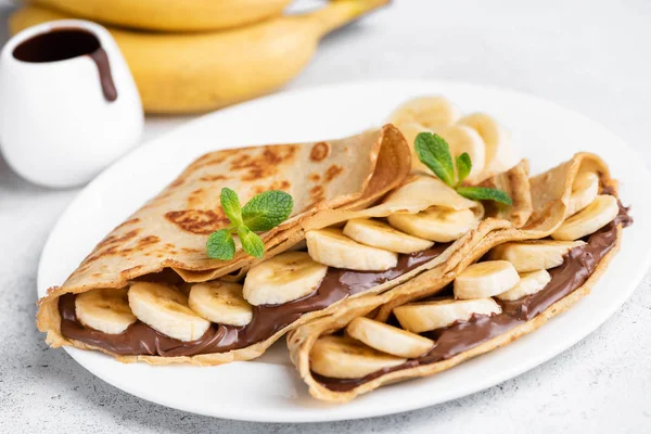 Крепи, фаршировані шоколадною начинкою та бананом — стокове фото