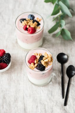Cam bardak içinde çilek ve granola ile yoğurt