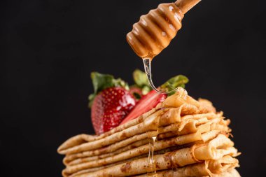 Bal krepler veya blini üzerinde dökme