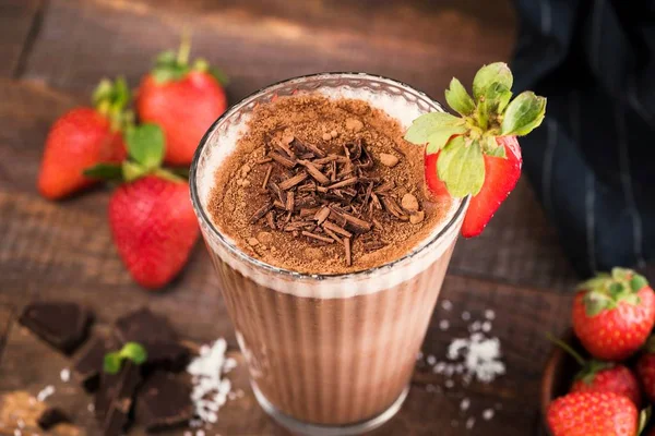 Milkshake al cioccolato alla fragola — Foto Stock