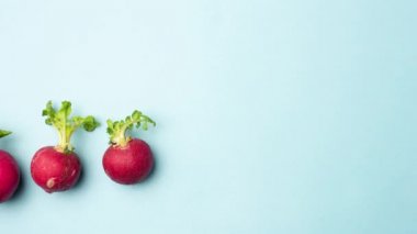 Mavi arka planda taze yay turp, Stop Motion Animation