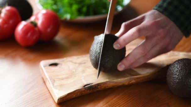 Uomo Taglio Avocado Metà Tagliere Legno Processo Cottura Cibo Sano — Video Stock