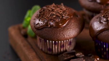 Ahşap tahta üzerinde çikolata sır ile Çikolatalı kek. Yakın çekim görünümü. Koyu çikolatalı cupcakes