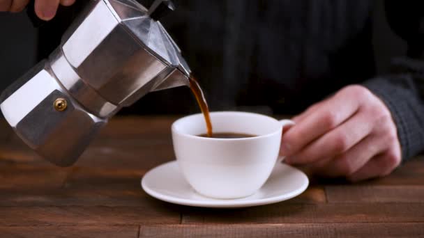 Persoon Gieten Koffie Coffee Cup Lus Beweging Horizontale Weergave — Stockvideo