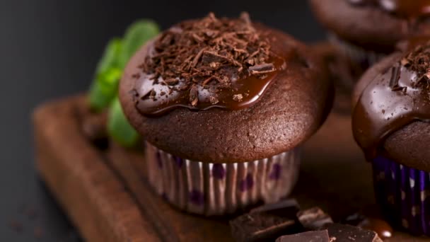 Chokladkakor Med Chokladglasyr Träskivor Närbild Mörk Choklad Muffins — Stockvideo