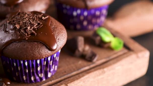 Muffins Chocolate Cupcakes Com Esmalte Chocolate Ganache Polvilhas Tábua Serviço — Vídeo de Stock