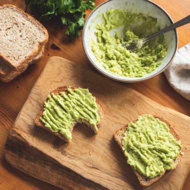 Bütün tahıl ekmeği üzerinde püresi avokado
