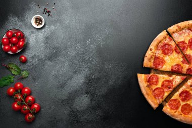 Siyah arduvaz arka plan üzerine biberli pizza