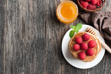 Ahududu ve bal üstten görünüm ile Pancakes