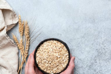 Haddelenmiş yulaf ve buğday kulak beton zemin üzerine