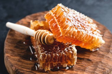 Peteğin ahşap arka plan üzerinde