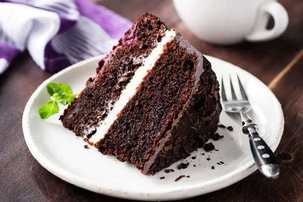 Rebanada de pastel de chocolate negro en el plato — Foto de Stock