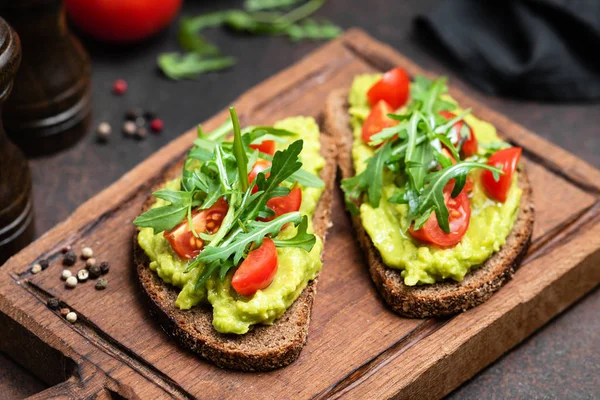 Toast met geprakte avocado, rucola — Stockfoto