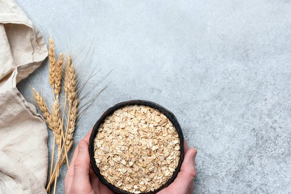 Avena laminada y espigas de trigo sobre fondo de hormigón —  Fotos de Stock