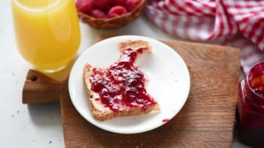 Reçelli tost yemek. Reçel ile tost yeme hareket animasyon durdurun