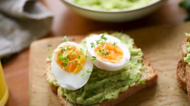 Kahvaltı masasında yumurta ve avokado ile kahvaltı tost. Çekim görünümü. HD görüntüleri