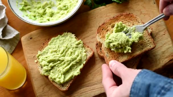 Faccio Toast All Avocado Uomo Spalmato Avocado Sul Pane Tostato — Video Stock