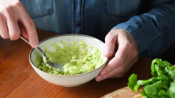 Person Mashing Avocado Bowl Closeup View Man Prepares Mexican Guacamole — Stock Video