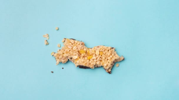 Granola Protein Bar Sfondo Blu Stop Motion Animazione Mangiare Barretta — Video Stock