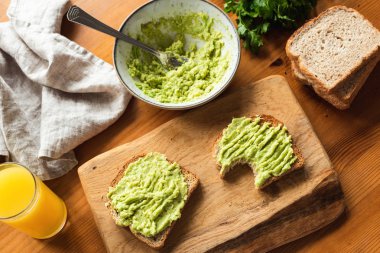 Kahvaltı tost püresi avokado ile