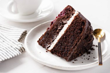 Çikolatalı pasta dilimi beyaz plaka üzerinde