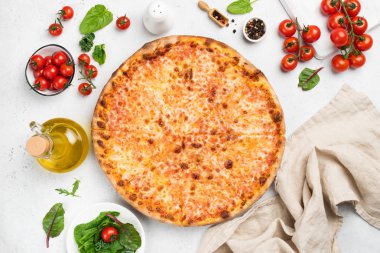 Lezzetli peynir pizza üzerinde beyaz arka plan Üstten Görünüm