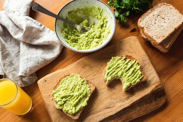 Kahvaltı tost püresi avokado ile