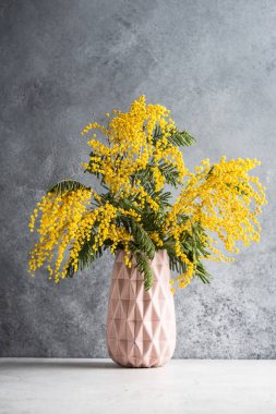 Vazo sarı Mimosa çiçekler Buket