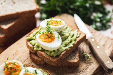 Sağlıklı kahvaltı tost avokado Ile, yumurta
