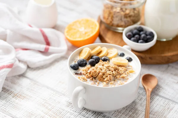 Здоровый завтрак Гранола с йогуртом, фрукты — стоковое фото