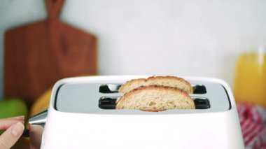 Kızarmış ekmek Retro tost makinesi çıkar. Yavaş hareket görüntüleri