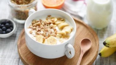 Ahşap bir masada süt ve taze meyveler ile granola kase. Sağlıklı yeme, sağlıklı yaşam konsepti. HD görüntüleri