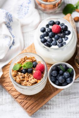 Kavanoz Içinde granola, çilek ve yoğurt