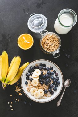 Süt, yaban mersini, muz ile sağlıklı kahvaltı tahıl