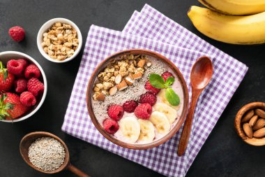 Acai Smoothie Bowl Ile çilek, meyve, granola, Chia tohumları