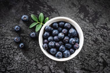 Siyah beton arka planda kase yaban mersini