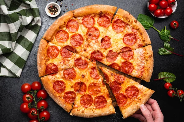 Pizza na pepperoni na černém betonových pozadí — Stock fotografie