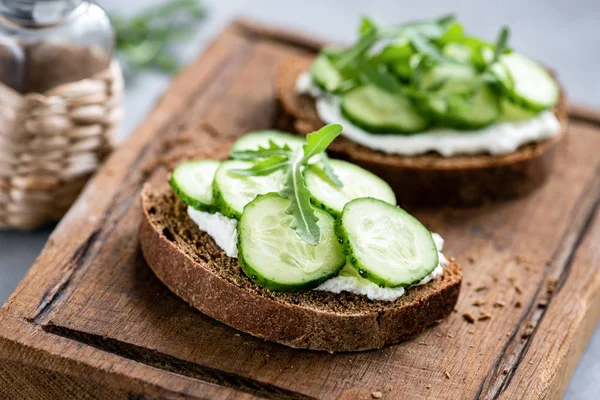 Rye roti dengan krim keju dan mentimun — Stok Foto