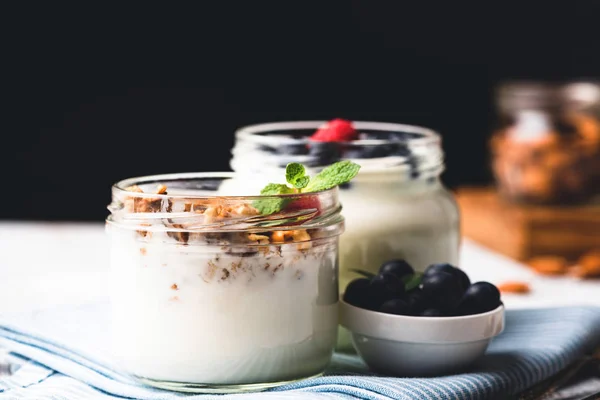 Frasco de iogurte com cereais e bagas — Fotografia de Stock